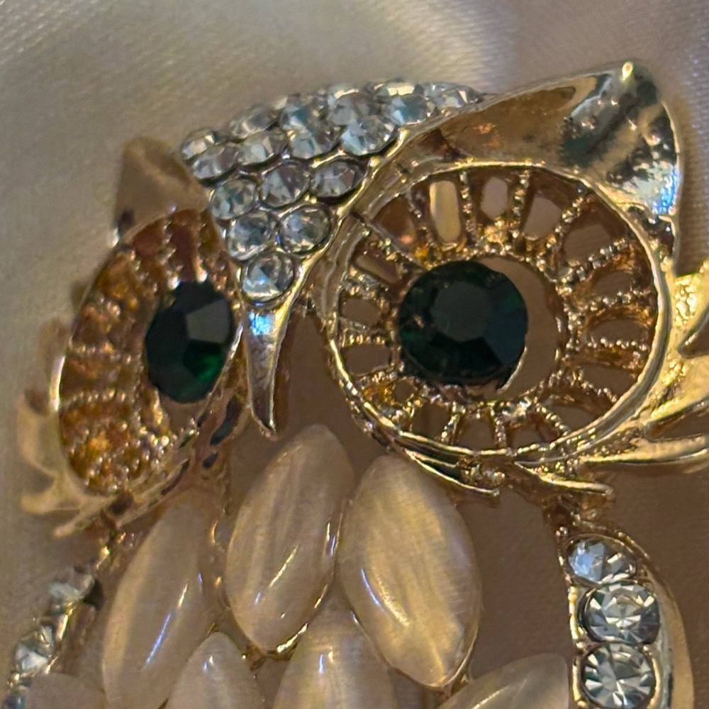Adorable Gold and Silver Owl Brooch - Picture 3 of 4
